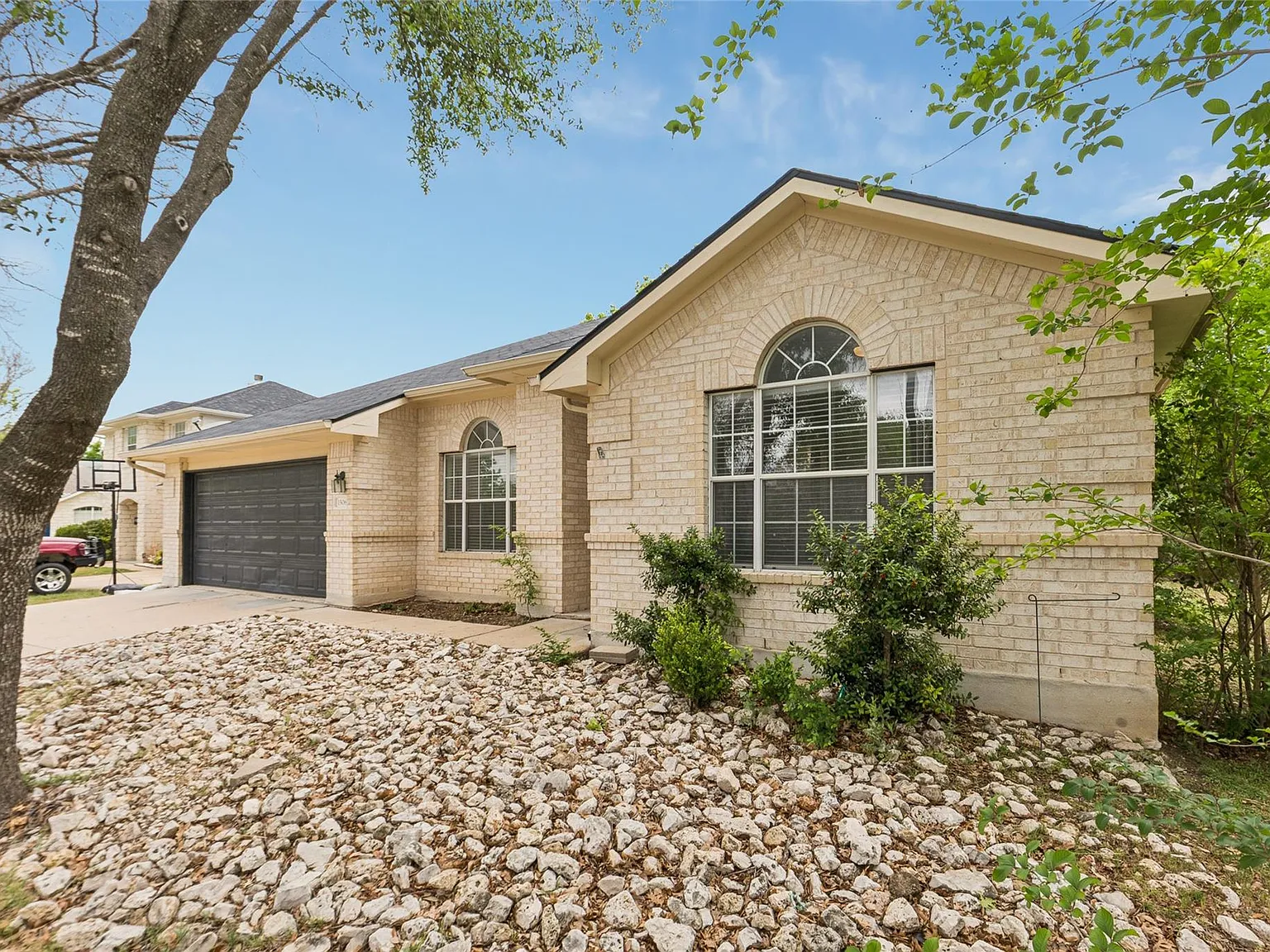 3 bed, 2.0 bath, 1826 sqft, $2,000 — Photo 2
