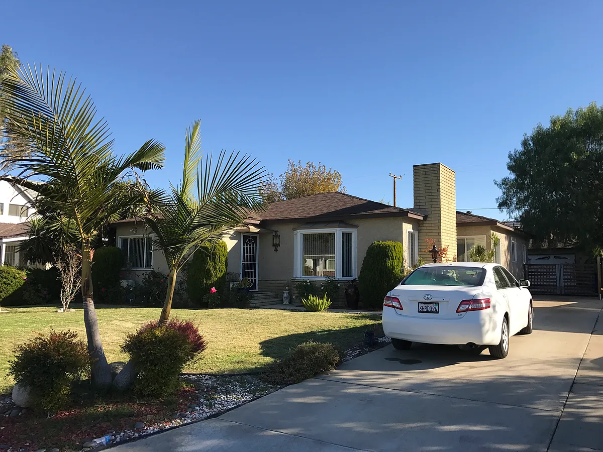 Building Photo - 4638 Blackthorne Ave