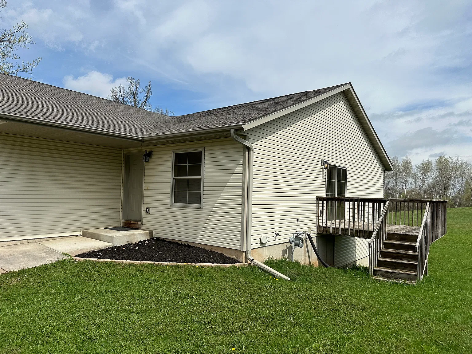 3 bed, 1800 sqft, $1,600 — Photo 1