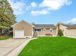 140 Saddle Rock Rd, Valley Stream, NY 11581