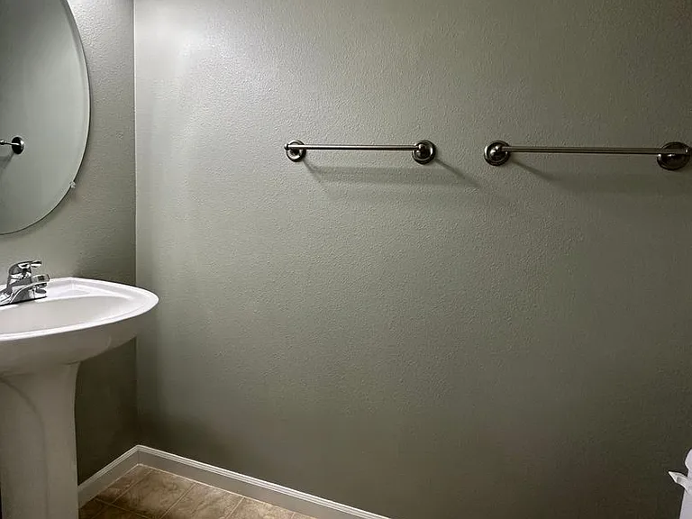 1573 NE Challis Pl — Photo 3