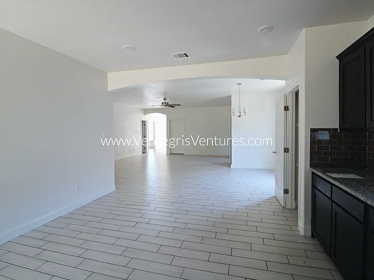 209 E Barron Ave — Photo 4