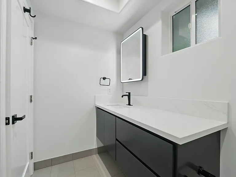 8234 Blackburn Ave #1/2 — Photo 24