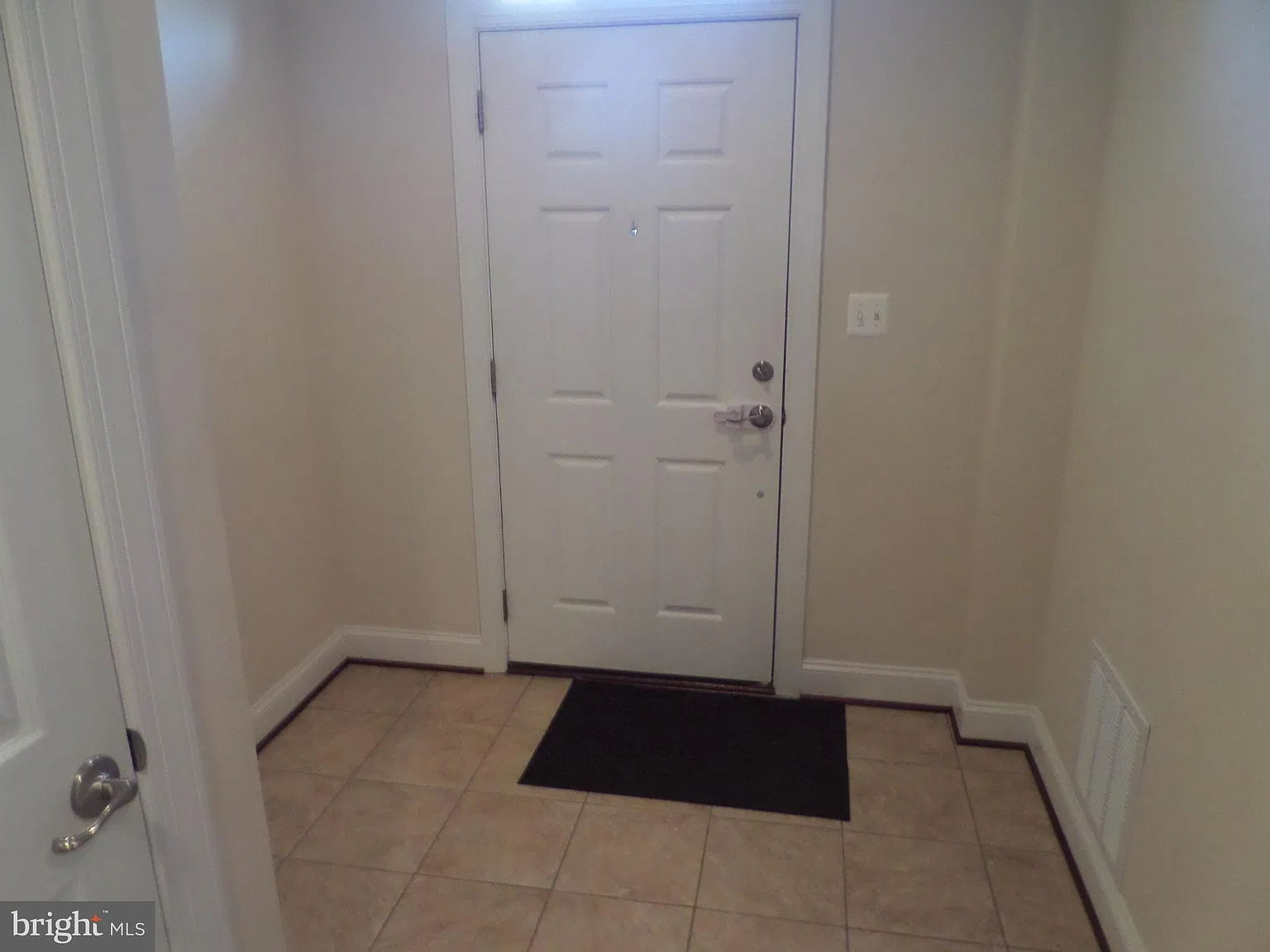 3 bed, 4.0 bath, 2240 sqft, $3,250 — Photo 2