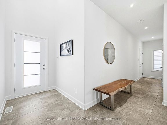 3rd image of 934 Chablis Cres