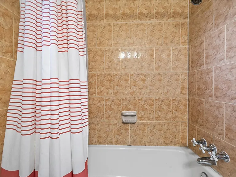 12818 Westella Dr — Photo 32