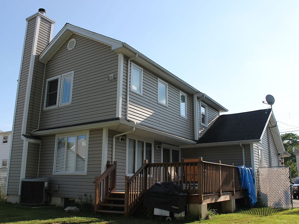 1st image of 20 Eisenhower Dr