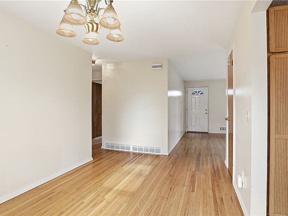 3rd image of 200 Mystic Ln