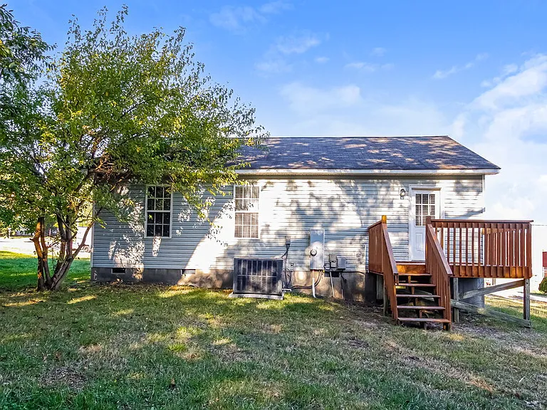 330 W Holt St — Photo 15