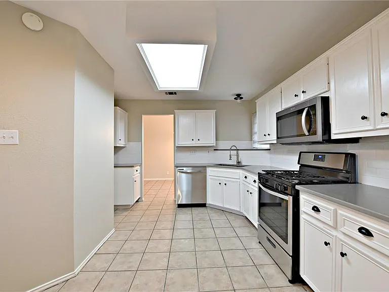 8402 Hillrock Dr — Photo 10