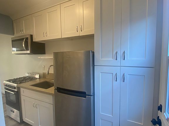 5th image of 526 Golden Ave APT 2
