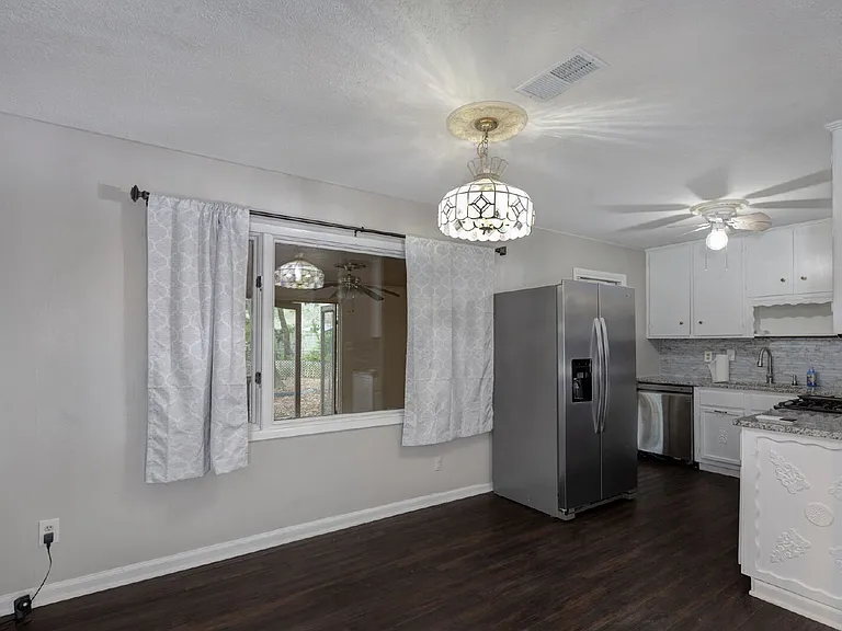 4527 Fairview Dr — Photo 3