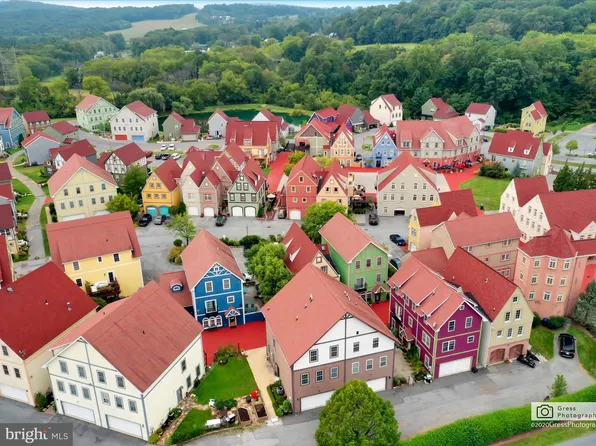 14 S Village Cir, Reinholds, PA 17569