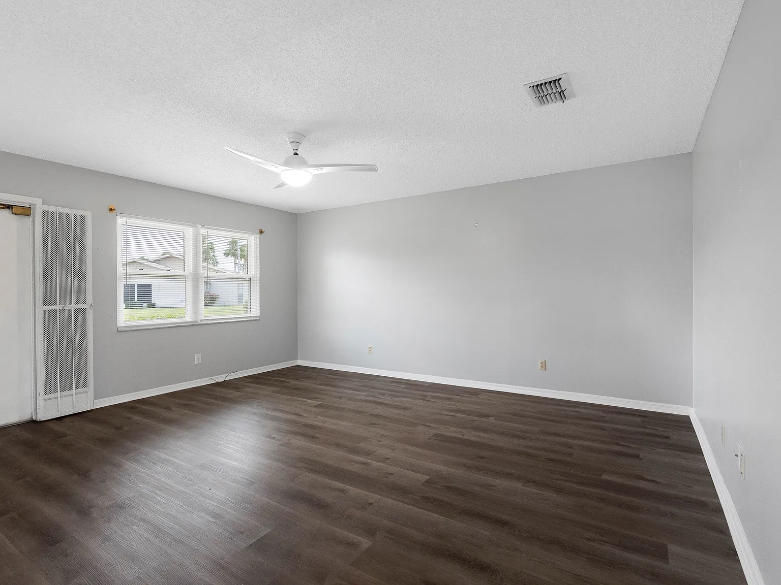 1906 Canterbury Ln — Photo 3