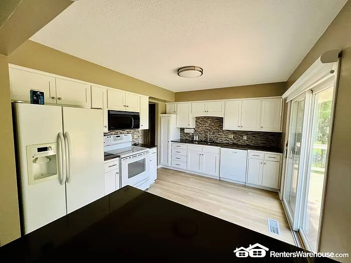 1817 Welland Ave — Photo 4