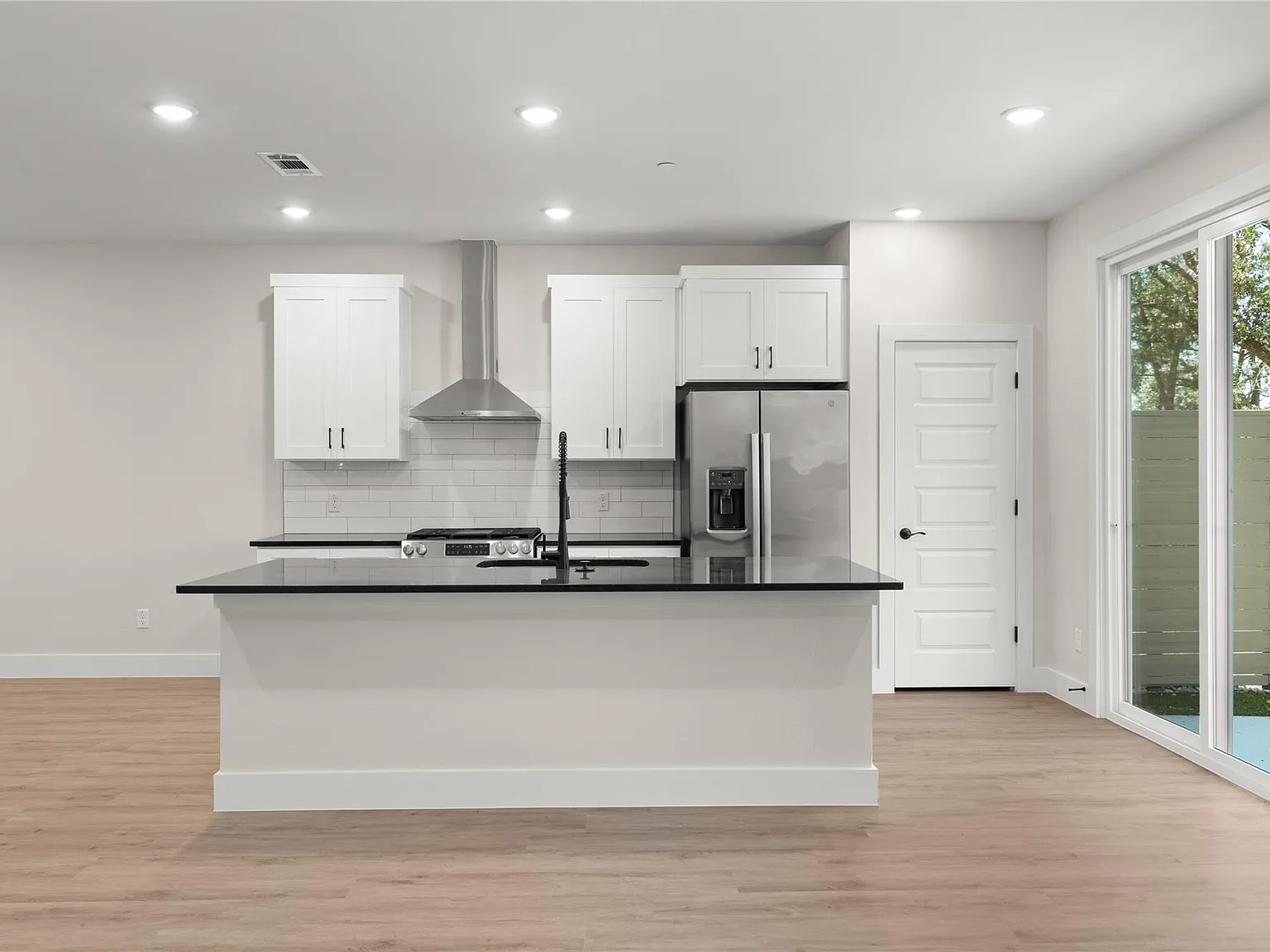 4 bed, 2.5 bath, 1914 sqft, $3,649 — Photo 4