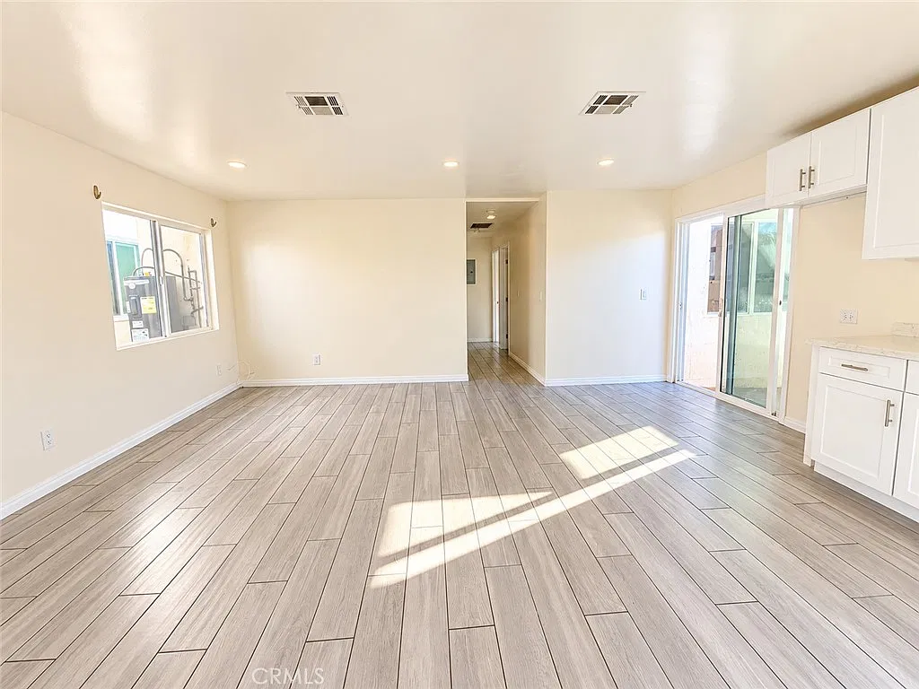 3 bed, 880 sqft, $3,500 — Photo 4