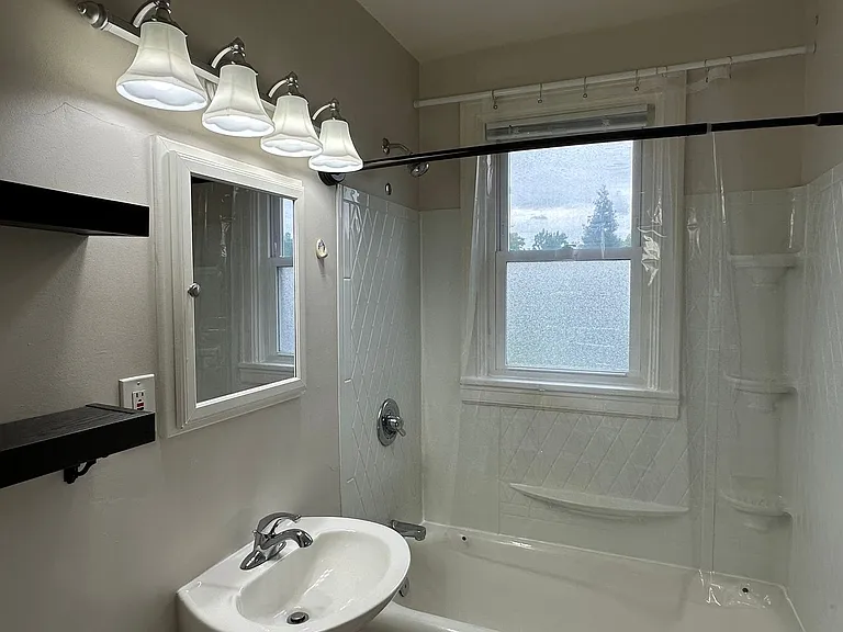 230 NE 28th Ave — Photo 18