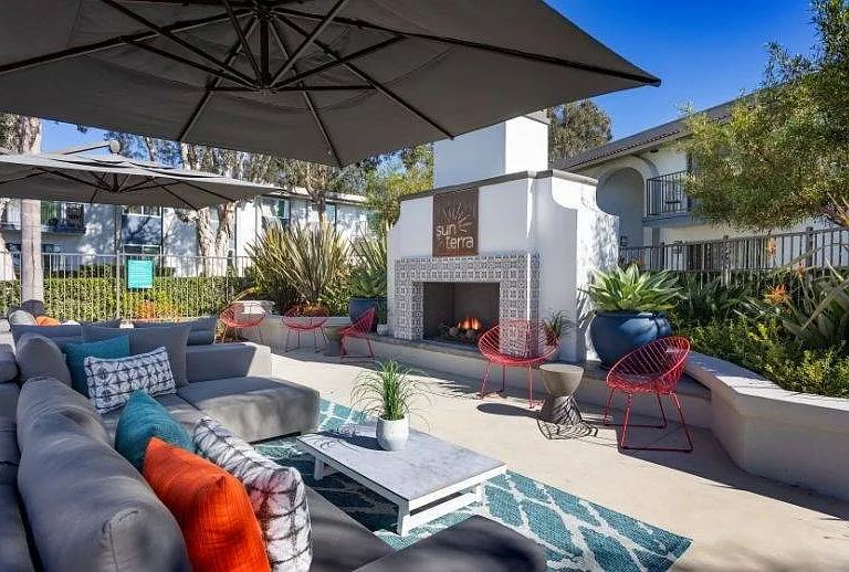 Outdoor Lounge & Fireplace