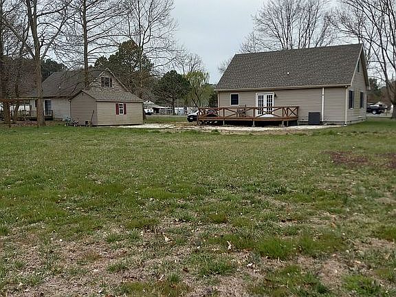 Plenty of yard for family!