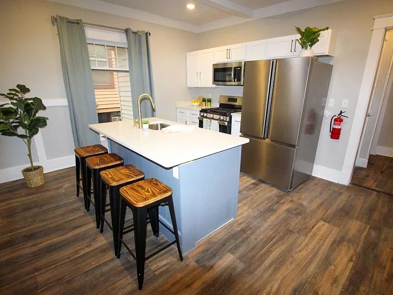 613 E State St — Photo 13