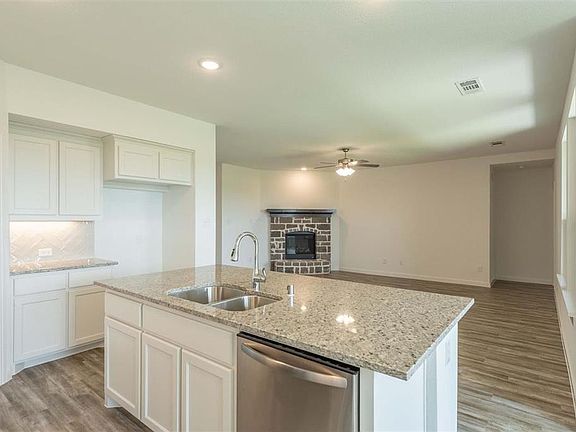 4th image of 1610 Holmwood Dr