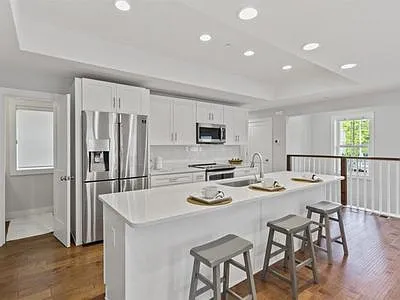 3 bed, 3.5 bath, 2477 sqft, $3,900 — Photo 3