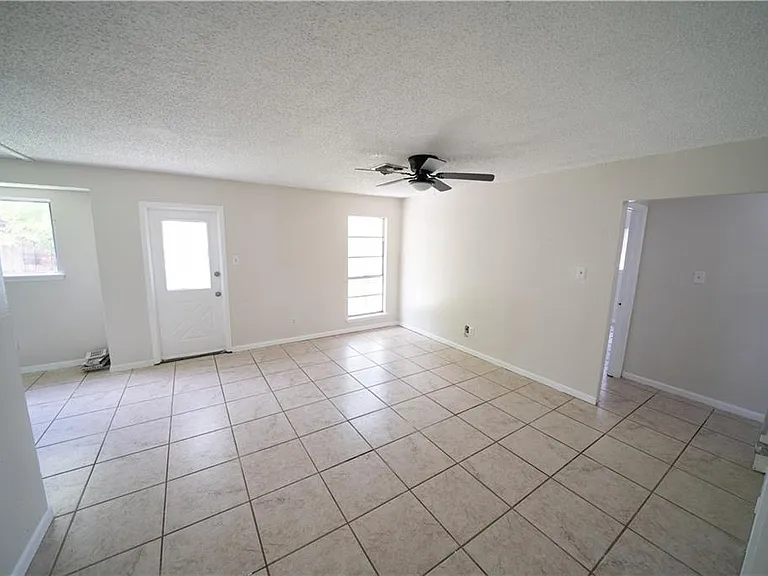 1610 La Joya St — Photo 2