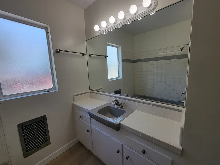 13531 Wyandotte St #9 — Photo 11