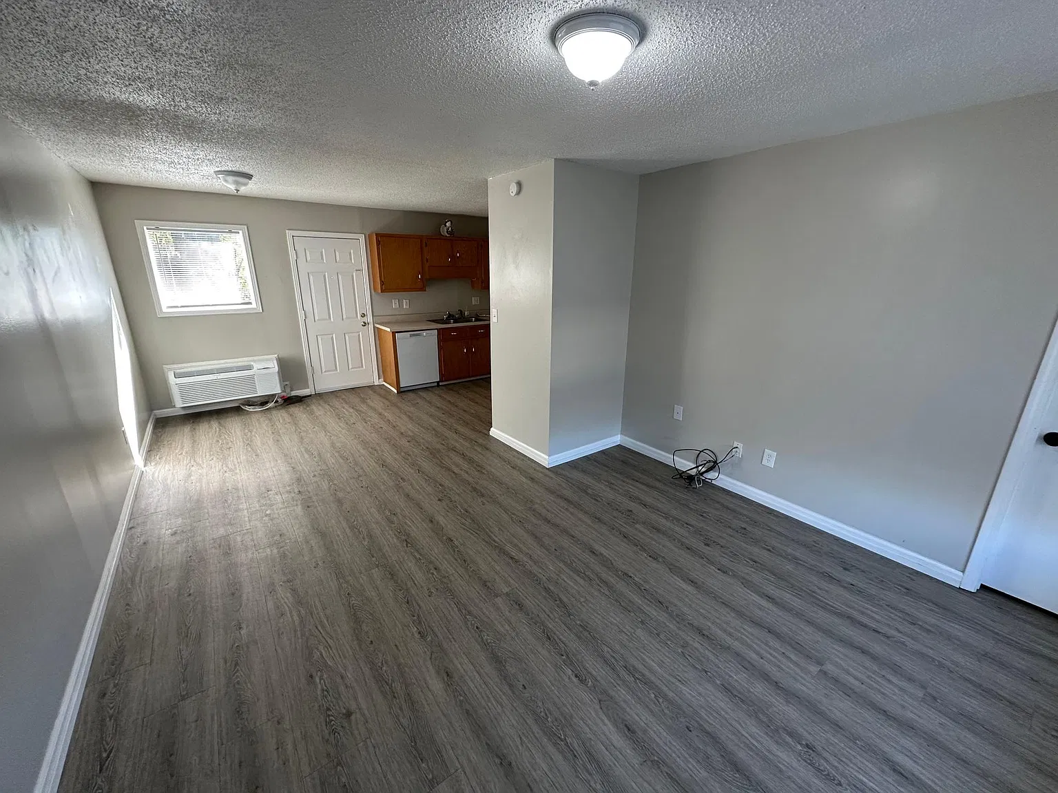 665 N College St — Photo 2