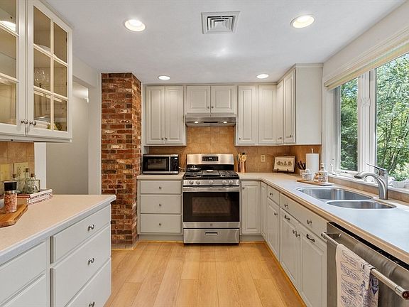 3rd image of 159 Appleton St