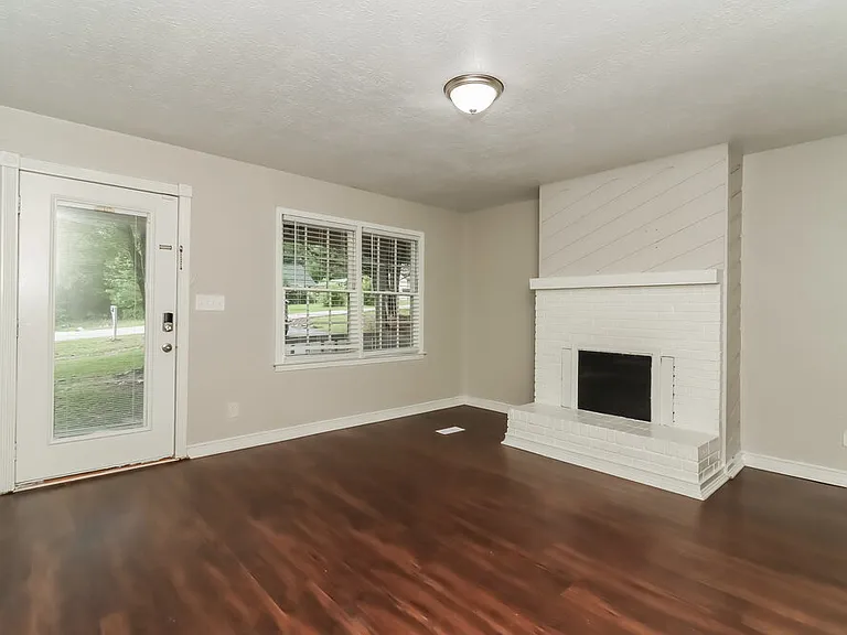 155 Sunny Ln — Photo 4