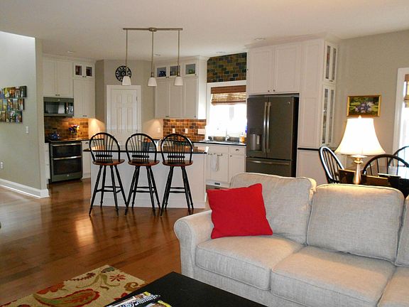 3rd image of 50 Lakepointe Way