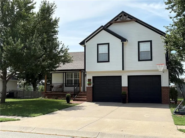 906 SW Bobcat St, Oak Grove, MO 64075