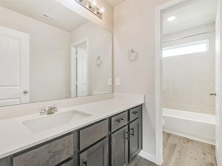 2934 Lawrence Park Ct — Photo 32