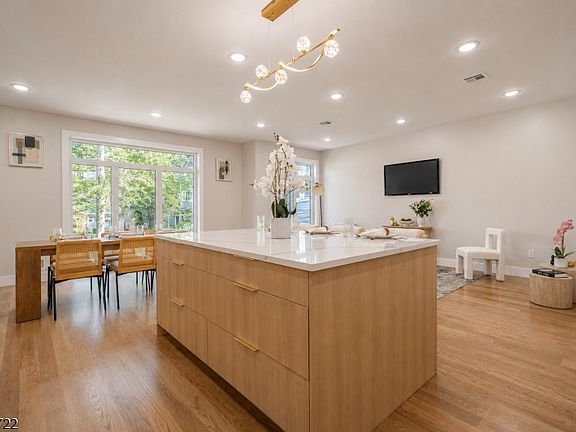 4th image of 393 Myrtle Ave