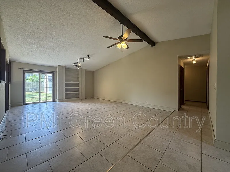 3 bed, 2.0 bath, 1922 sqft, $1,795 — Photo 3