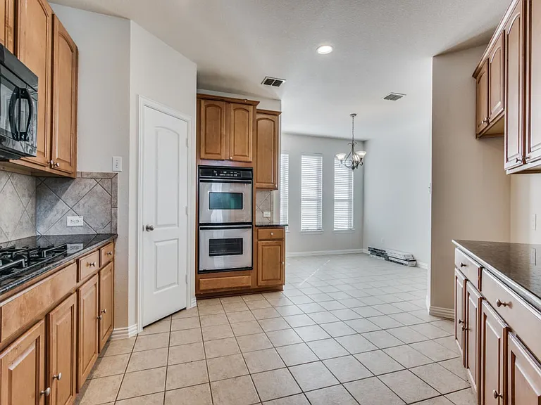 1901 Templegate Dr — Photo 7
