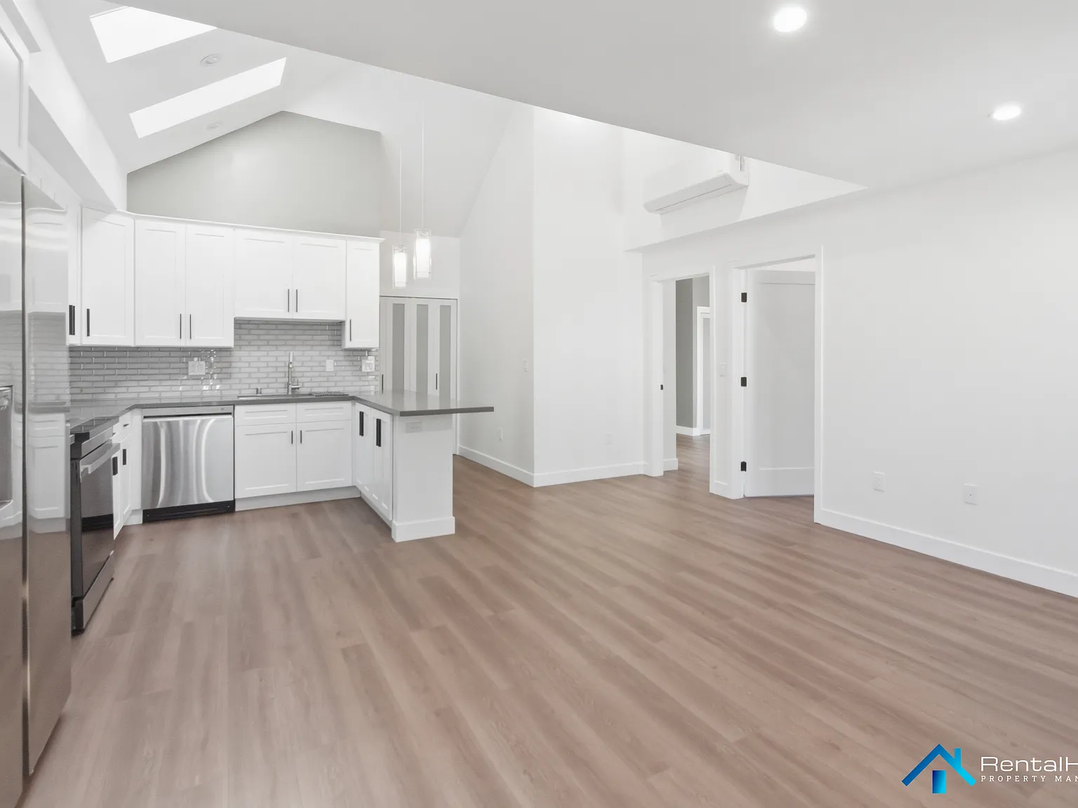 2 bed, 800 sqft, $3,745 — Photo 4