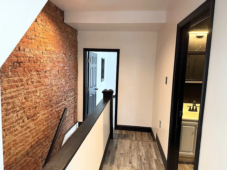 509 E Strawberry St — Photo 8