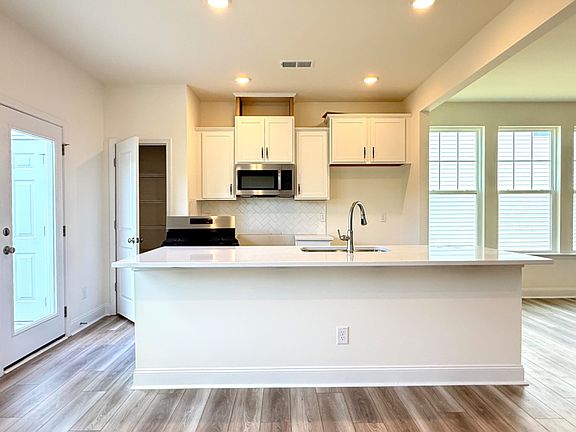 3rd image of 50 Amaryllis Ln