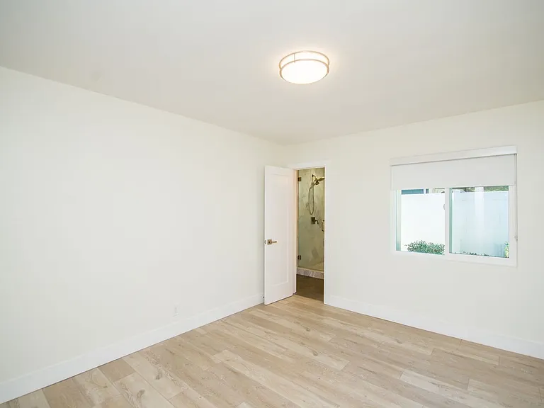 2253 Elden Ave — Photo 20