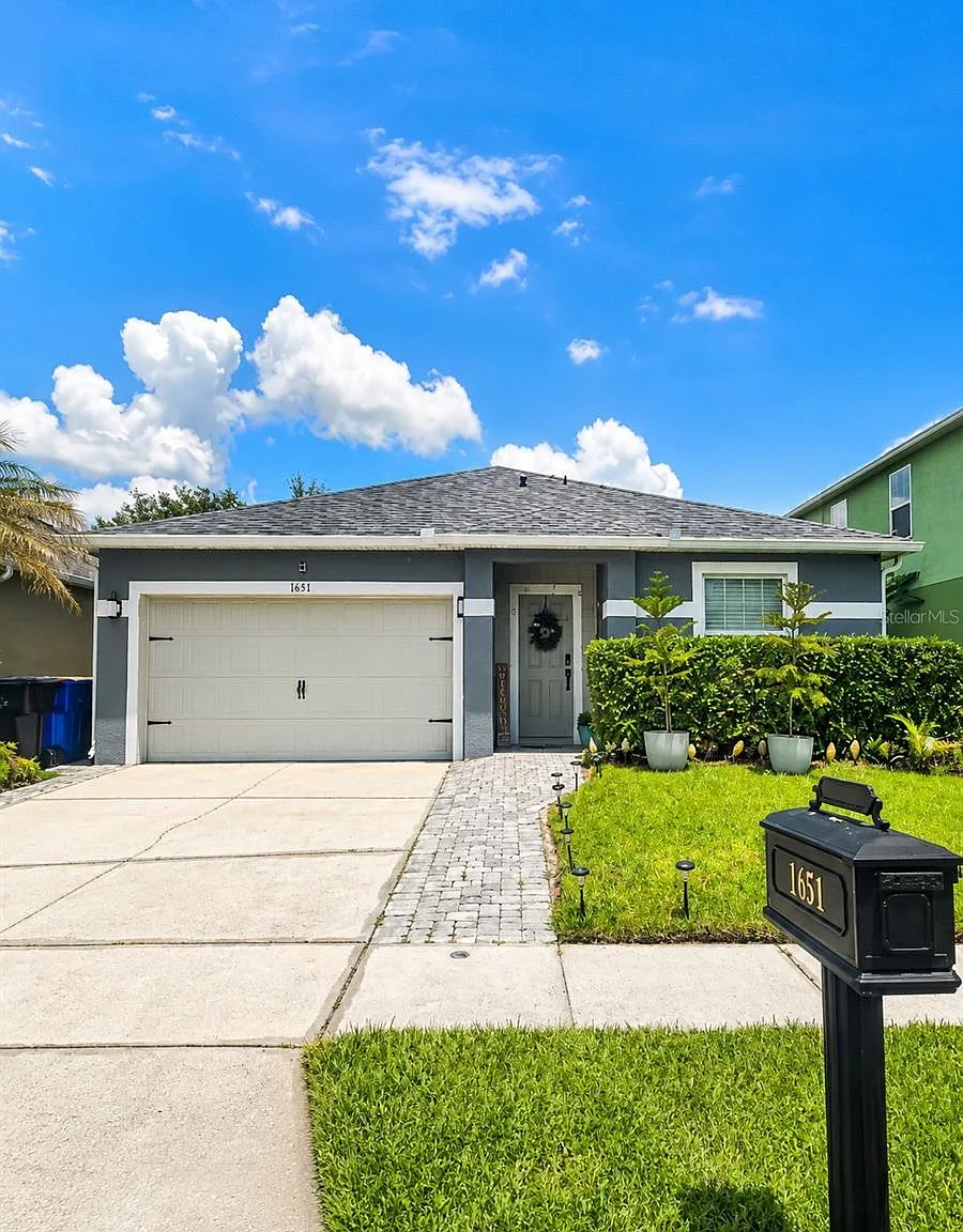 4 bed, 2.0 bath, 1956 sqft, $3,100 — Photo 1