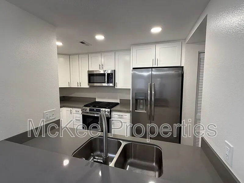 2 bed, 1.0 bath, 1029 sqft, $3,200 — Photo 2