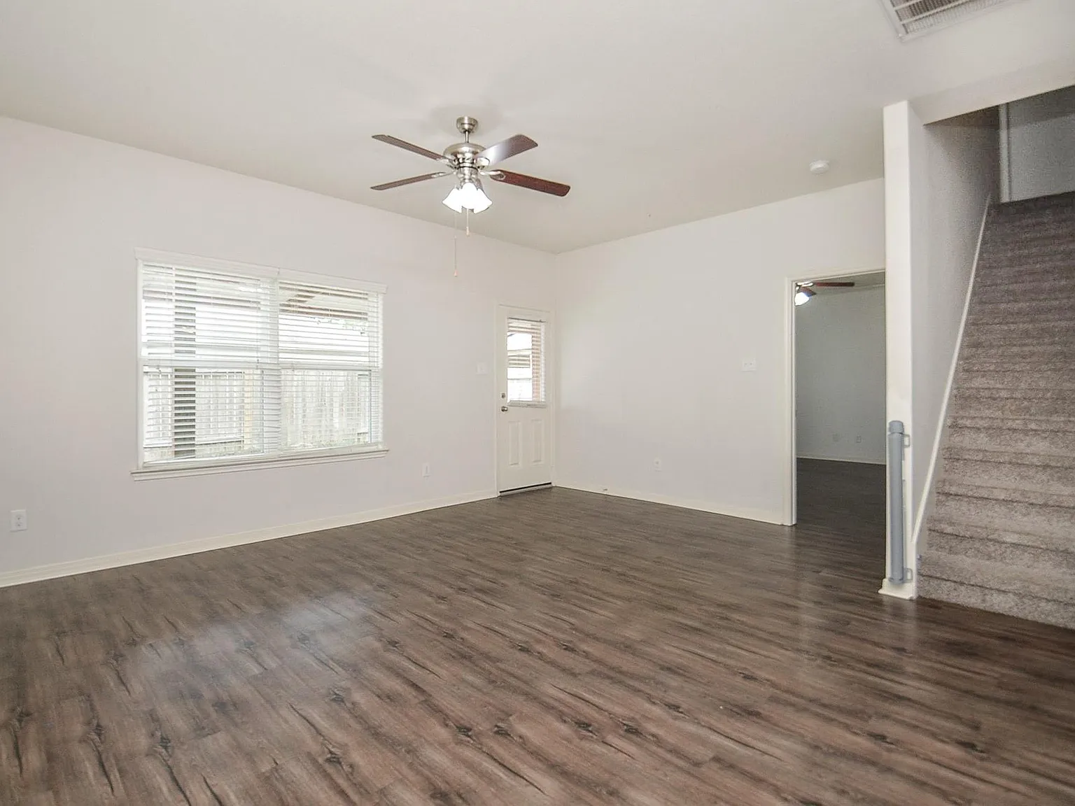 5 bed, 2.5 bath, 2640 sqft, $2,300 — Photo 3