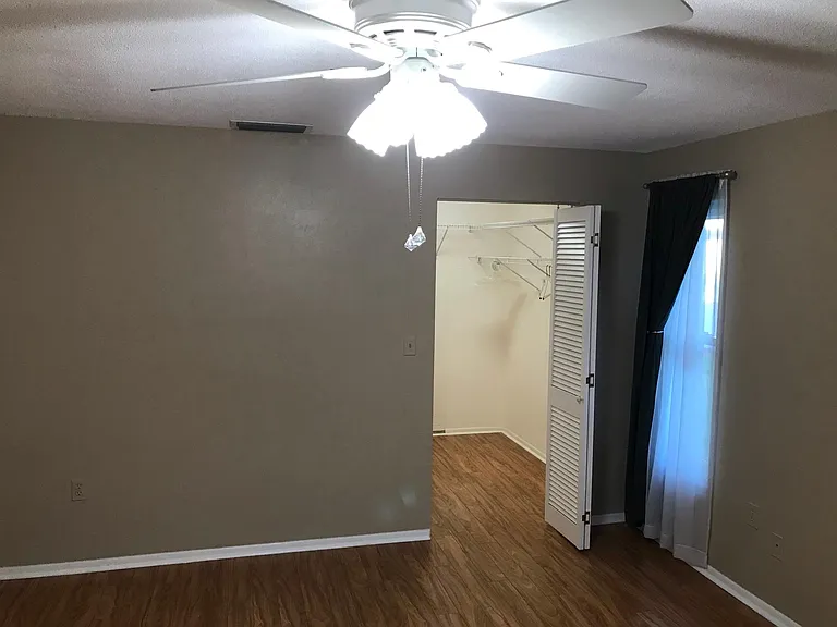 BR2 Walk-in-closet