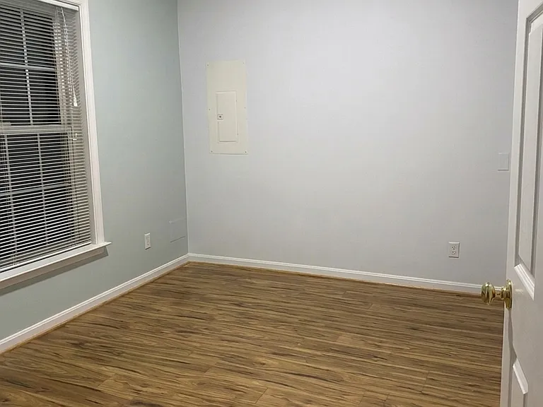 22694 Lamoreaux Landing Sq — Photo 2