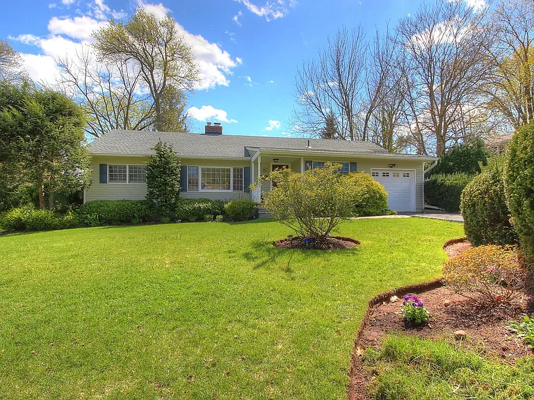 50 Woodmere Ln — Photo 2