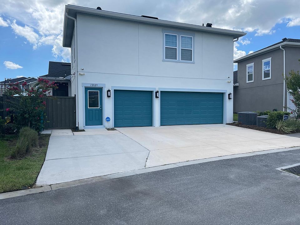 1 Bed, 1 Bathroom Garage Apartment
Over a 3-car-garage on a quiet street.
Private entrance, dedicated parking spot, and private mailbox.