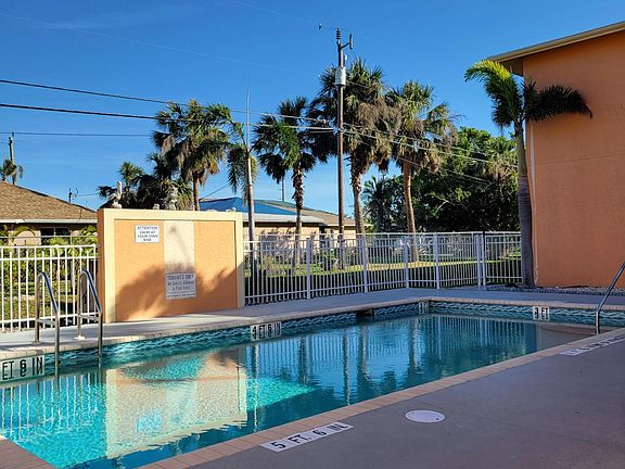 2nd image of 1109 SW 48th Ter #5